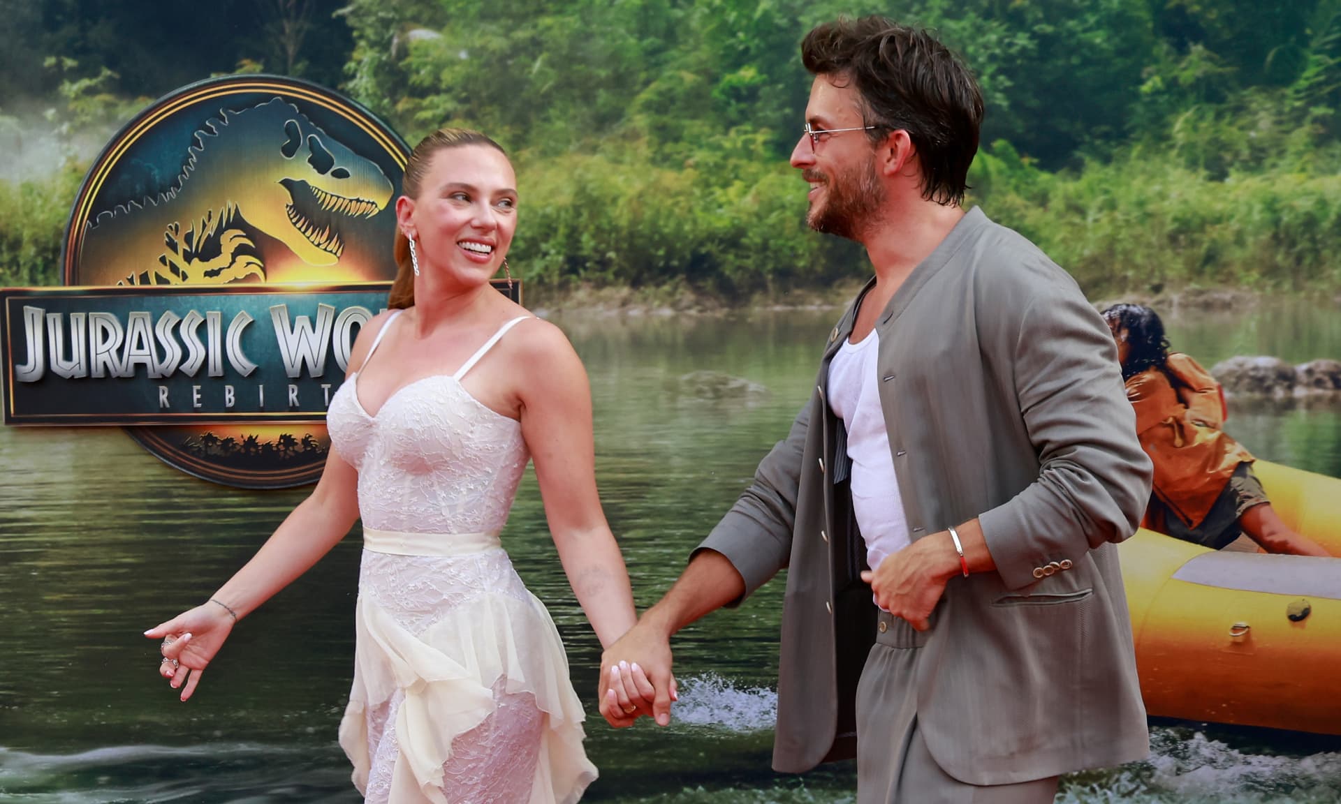 Jonathan Bailey and Scarlett Johansson