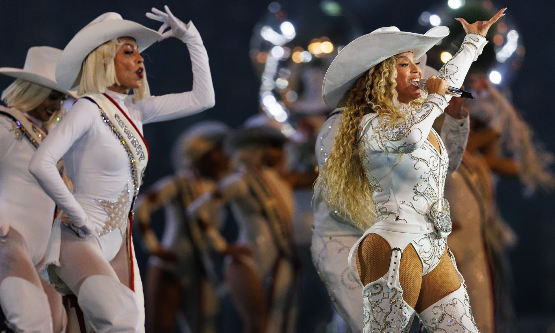 Beyoncé performs